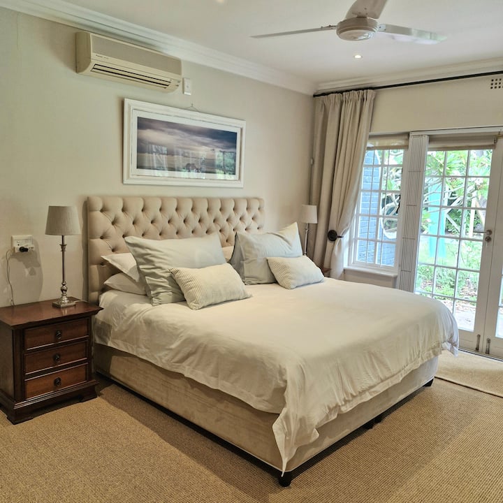 Cama tamaño king con ventilador de techo y manta eléctrica. Las puertas francesas se abren al patio y al jardín. Vestidor y armarios de pared disponibles para ropa amplia y almacenamiento.