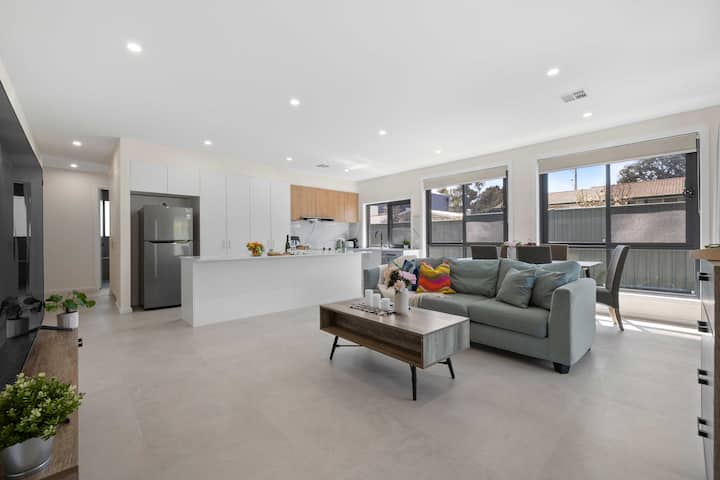 4bedroom 2parking House@flynn #Smarttv#desk#wifi2 - Canberra