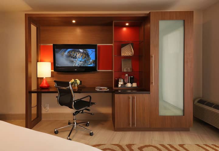 2 Chic Rooms W/ Iconic La Skyline View, Pool, Gym! - Santa Monica, CA