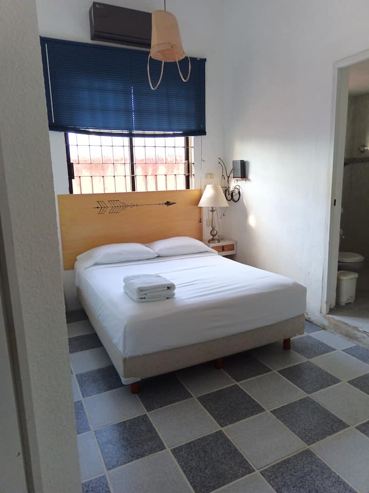 Светла и пријатна соба со брачен кревет (широк 150-179 см), едноставен декор и сопствена бања. Иако е компактен простор, нуди удобност и сѐ што ви треба за пријатен престој. Има приватна бања.