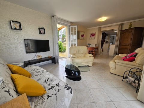 Popular Airbnb listing: La Clé des Champs, 4 people in Litteau