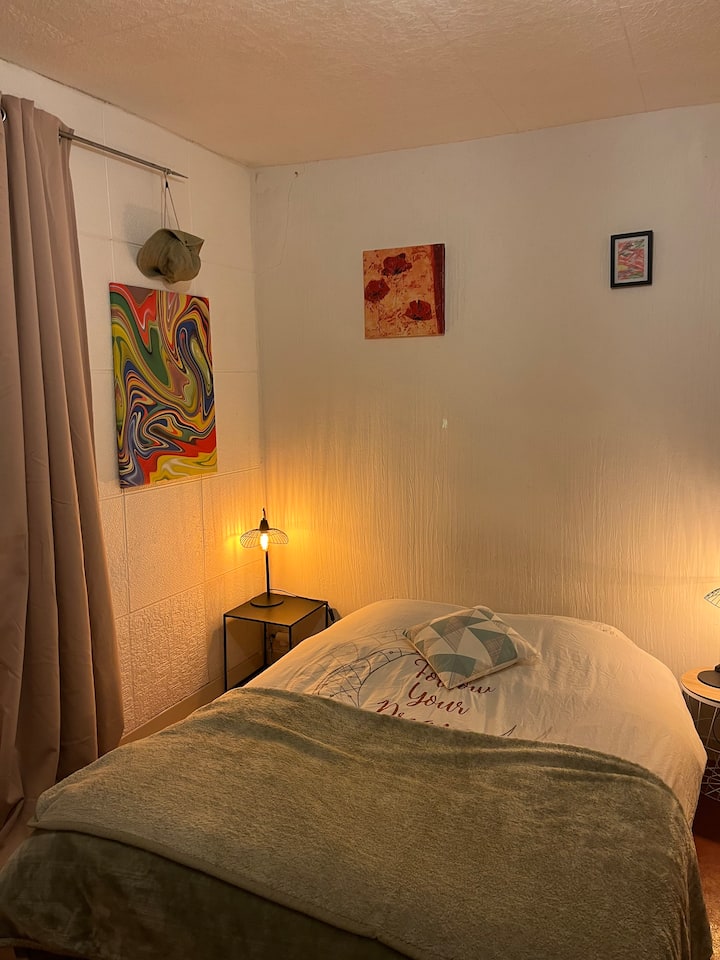 (Une Chambre)
Dans Maison 
Des Années 50 - Aubenas