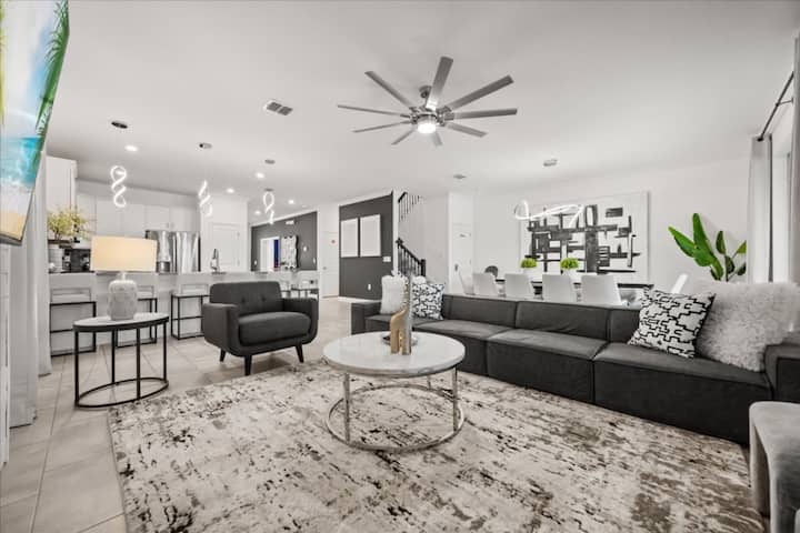 8 Bedrooms / 5 Bathrooms / Storey Lake (4165pd) - Kissimmee, FL