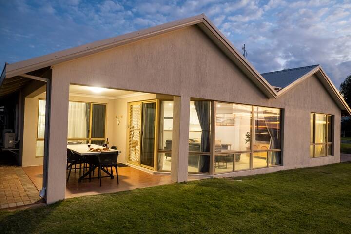 Kalbarri oceanfront Pelican Shore Villa 6 gallery image 2
