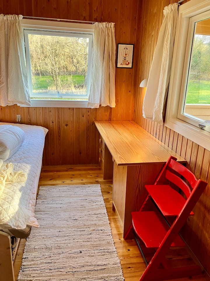 Soveværelser med en 80x200 seng. Skrivebordet kan fjernes så man få plads til  senge.