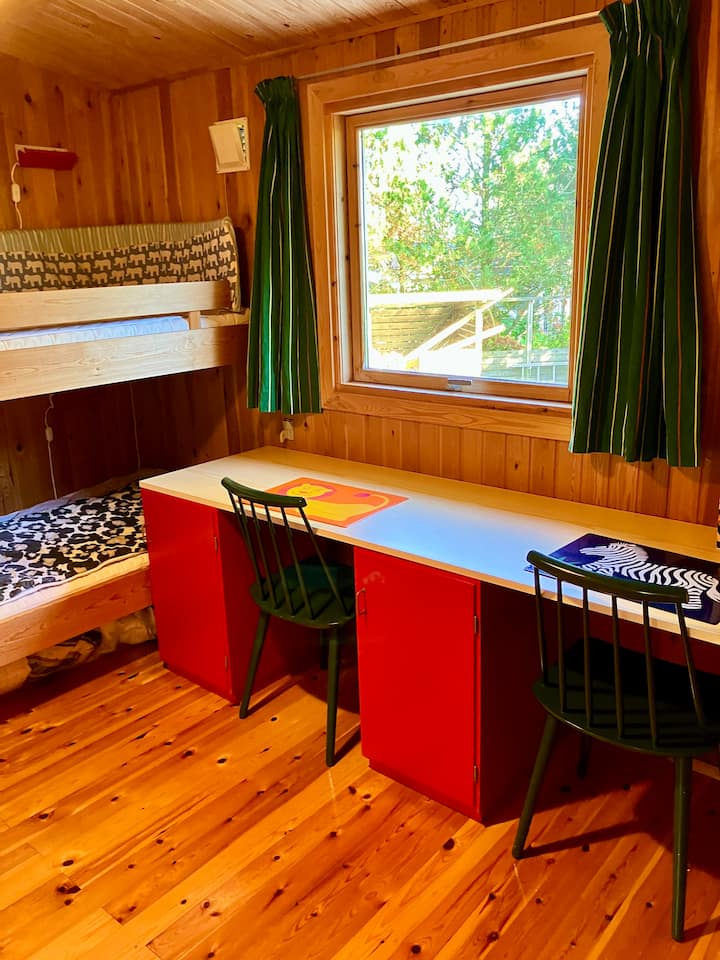 Børneværelser med køjesenge til børn på ca. maks. 150 cm. Sengene er 80x190 cm. Skrivebordet kan flyttes, så der er plads til en voksen seng som flyttes over fra soveværelse 2.