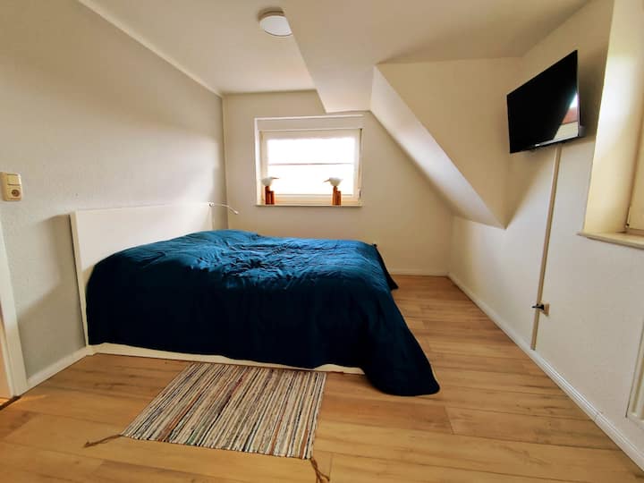 เตียงคู่พร้อมตู้เสื้อผ้าและทีวี