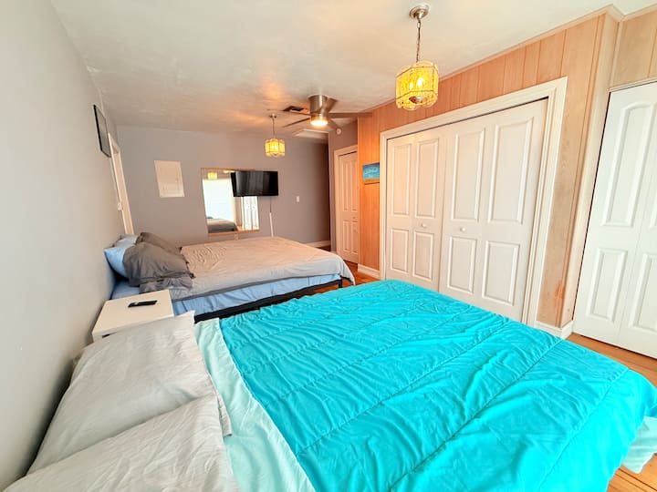 חדר פרטי גדול עם מיטת קינג-סייז ומיטה מלאה