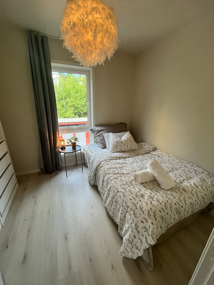 Habitación luminosa y tranquila con una cómoda cama doble pequeña (120 cm).