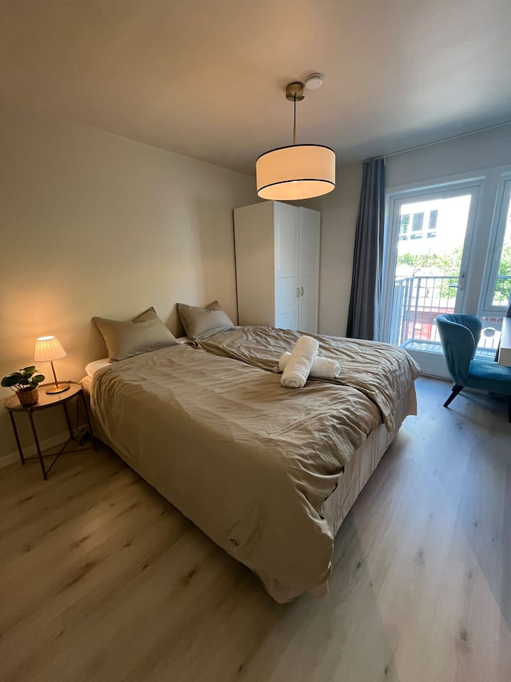 Dormitorio principal con cama tamaño king (180 cm) y un ambiente tranquilo para una buena noche de sueño.