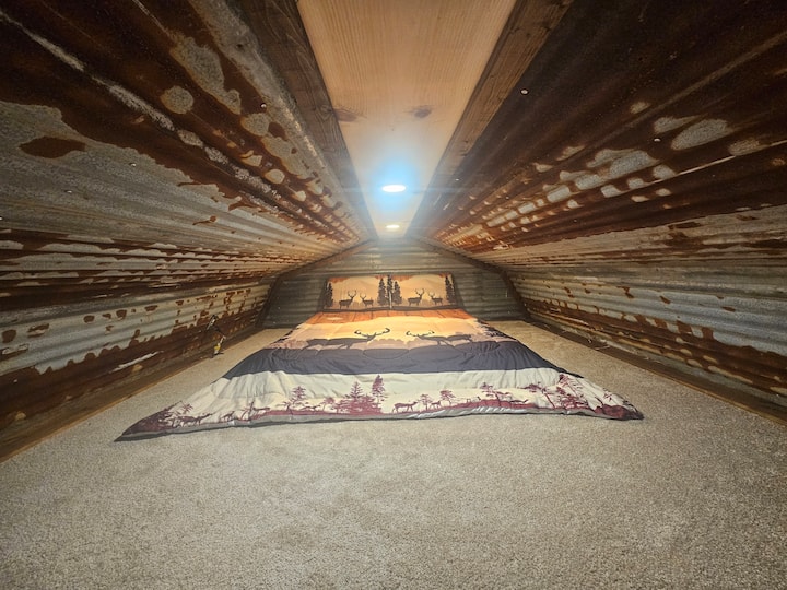 מזרן קווין סייז קשיח בפרופיל נמוך.