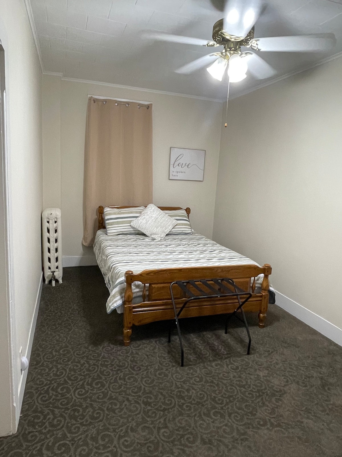 Dormitorio principal con una cama matrimonial. 