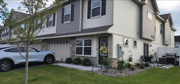 3bed 2.5 Bath Townhouse On A Corner Lot - White Bear Lake, MN