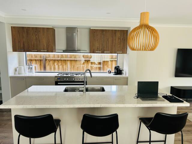 Modern home, walk to beach/shops gallery image 2