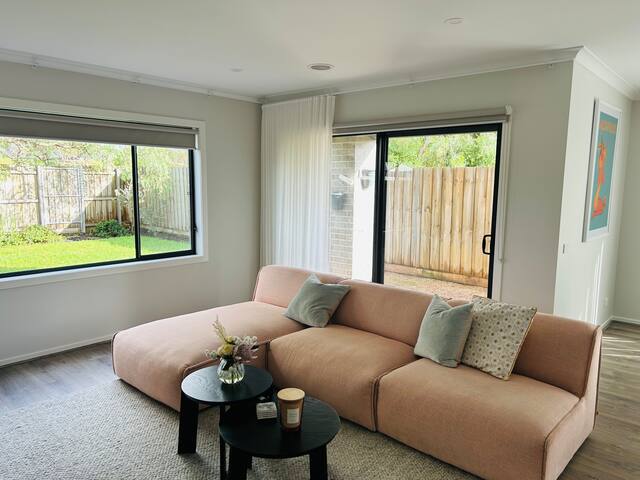 Modern home, walk to beach/shops