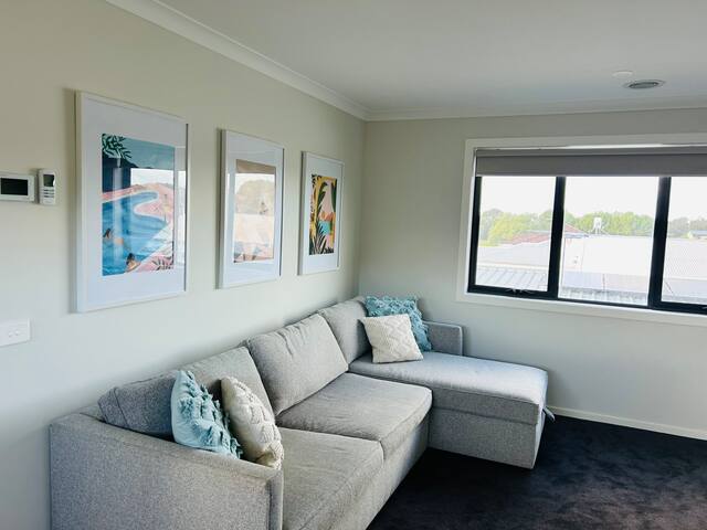 Modern home, walk to beach/shops gallery image 3