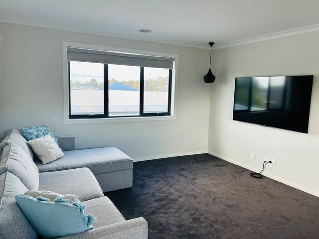 Modern home, walk to beach/shops gallery image 4