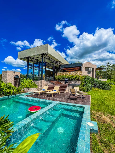 Luxury house with pool, jacuzzi and A/C