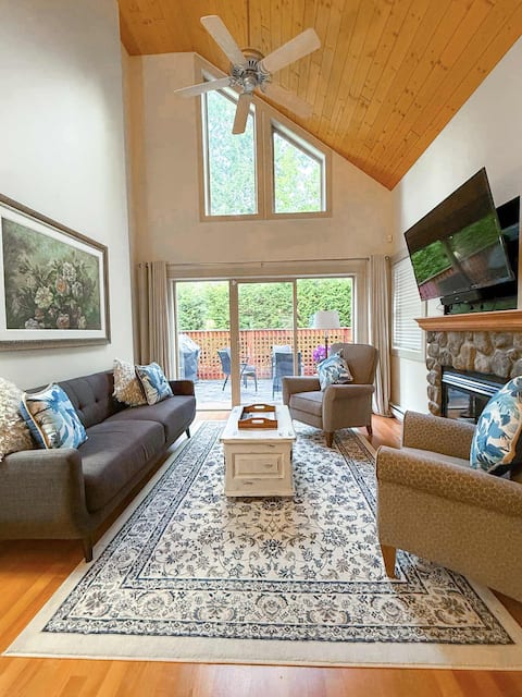 Top Airbnb: #110 Oceanside Resort 3 BD/2 BTH Pool & Hot Tub. in Parksville