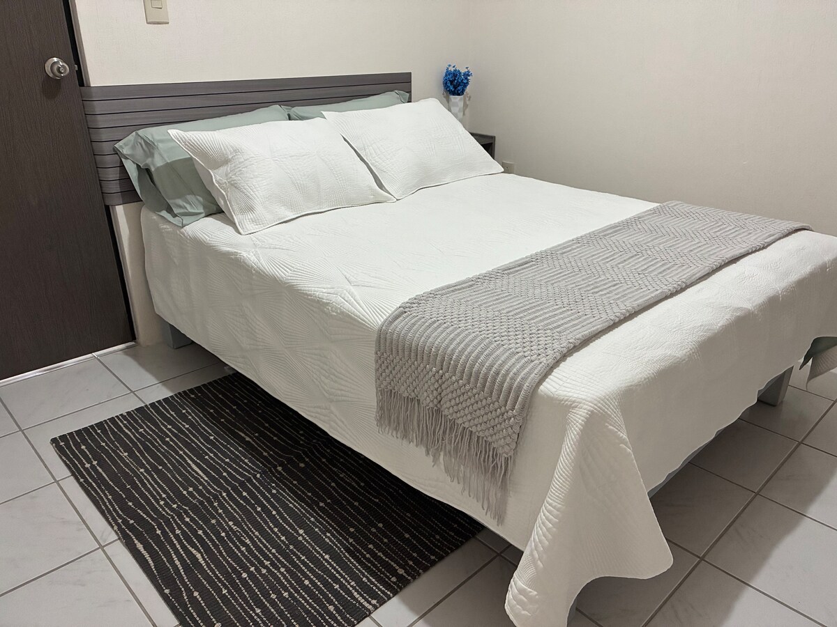 Kompaktna, ali funkcionalna soba, idealna za udoban odmor