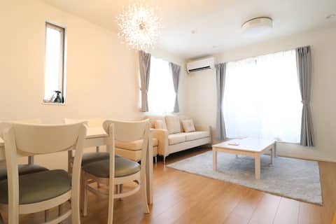 3rd floor of a house for rent! 2nd floor living room bed with heating! 3 bedrooms! Free parking, vid