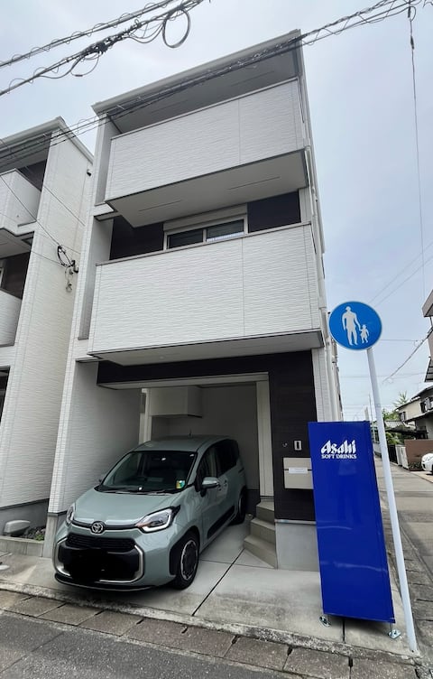 3-story house/2 beds with 3 futons/4 free parking spaces, bed heater/3 bedrooms/fully equipped priva