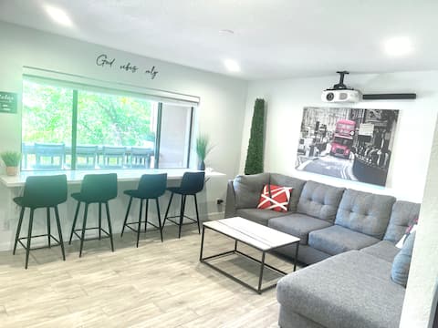 Successful Airbnb property: Sedona Poolside Penthouse W/Theater and Huge Bed in Village Of Oak Creek (Big Park)