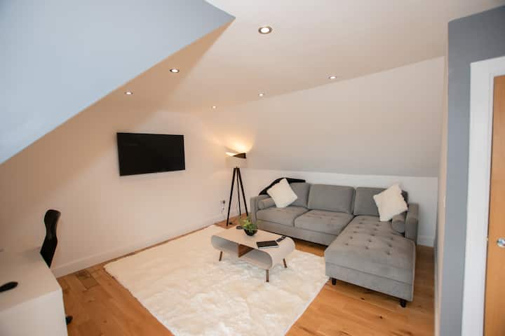 Penthouse | Sleeps 6 | Pool Table | Near Train - Linlithgow