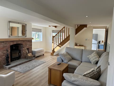 Top performing Airbnb: Quaint cottage set in 1/2 acre private gardens NEC in North Warwickshire