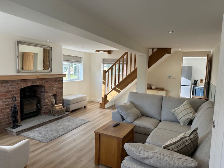 Sebule iliyo na Smart TV na Log burner
