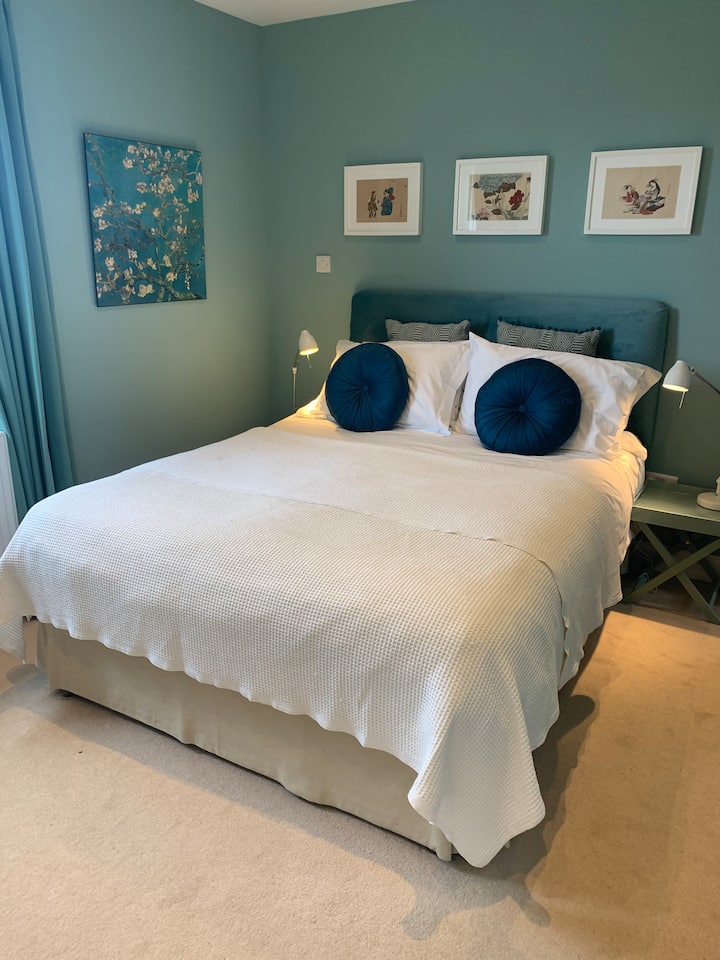 Основната спалня има голямо двойно легло и много място за съхранение на дрехи.  До тази стая има баня.