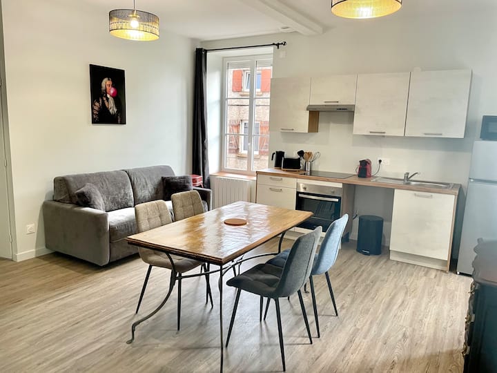 Piéce de vie avec cuisine, espace repas et coin salon