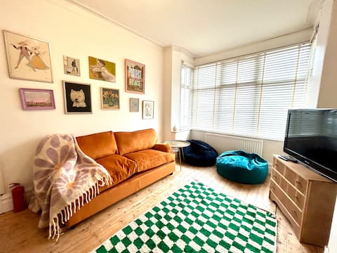 Top performing Airbnb: Rusholme House- very close to the city centre in Moss Side
