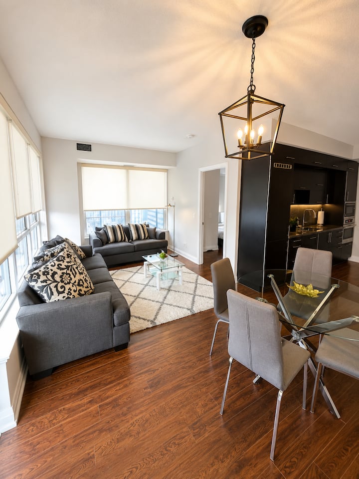 Luxury 2br + Den | Hallmark Centre | Parking - Toronto
