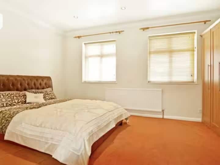6 Bedroom House In Erith | Contractors | Parking - Dartford