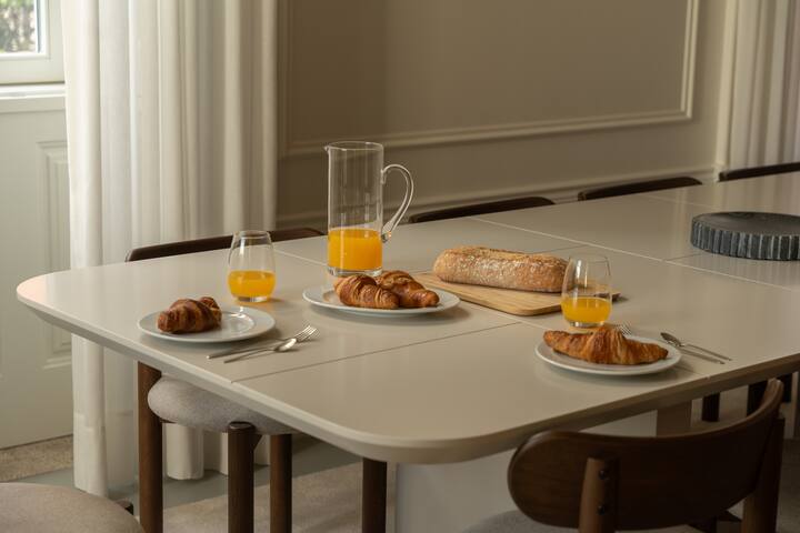 Downtown Luxury Villa w/free parking and garden gallery image 4