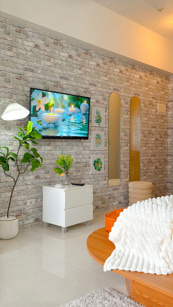 También ofrecemos acceso gratuito a NETFLIX a nuestros huéspedes si deseas relajarte en la habitación.