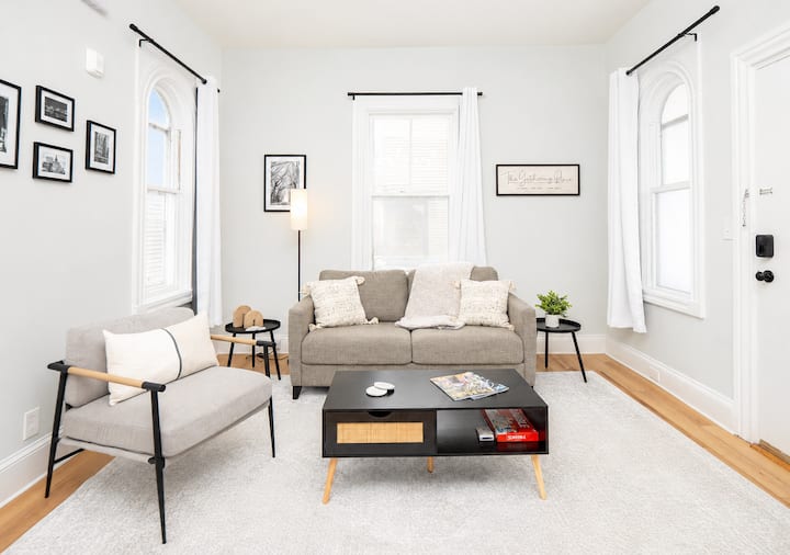 Jennifer's Stylish & Modern Broadway Getaway - Providence