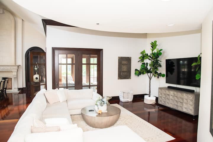 Spacious Suburban Retreat

7 Bedrooms On 22 Acres - Saxapahaw