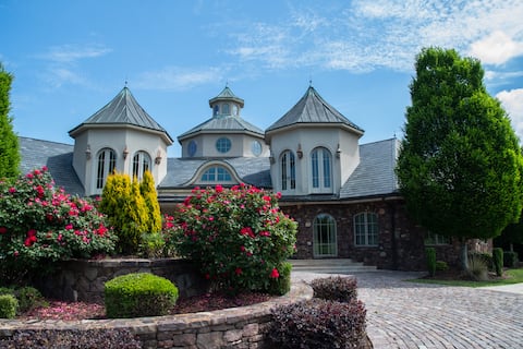 Spacious Suburban Retreat

7 bedrooms on 22 acres