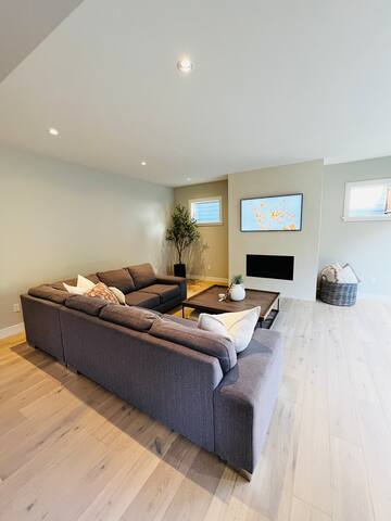 Spectacular Family – Friendly 4 bedroom Home! gallery image 3