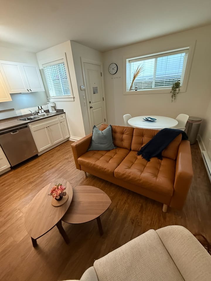 Charming & Cozy 2 Bed Suite North Vancouver - North Vancouver