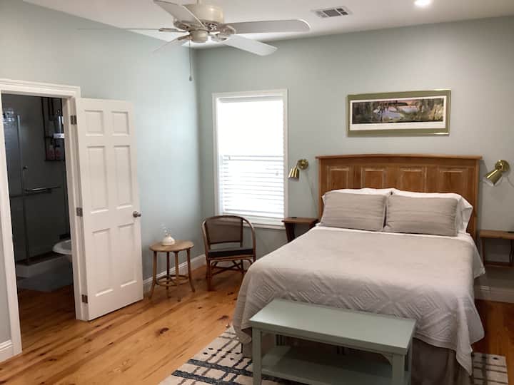 Master bedroom - Queen