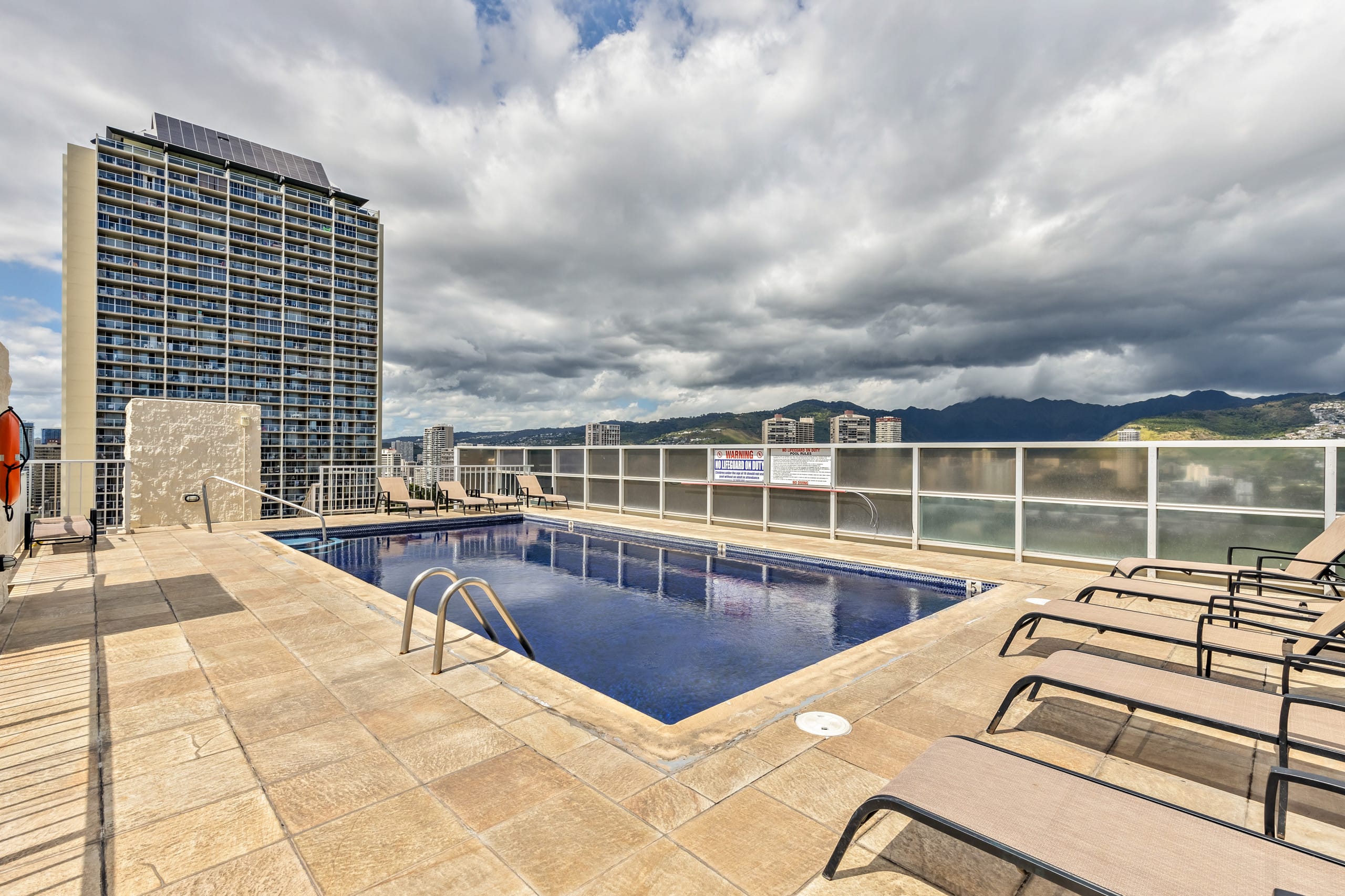 Comfy little getaway in Waikiki - Image 9
