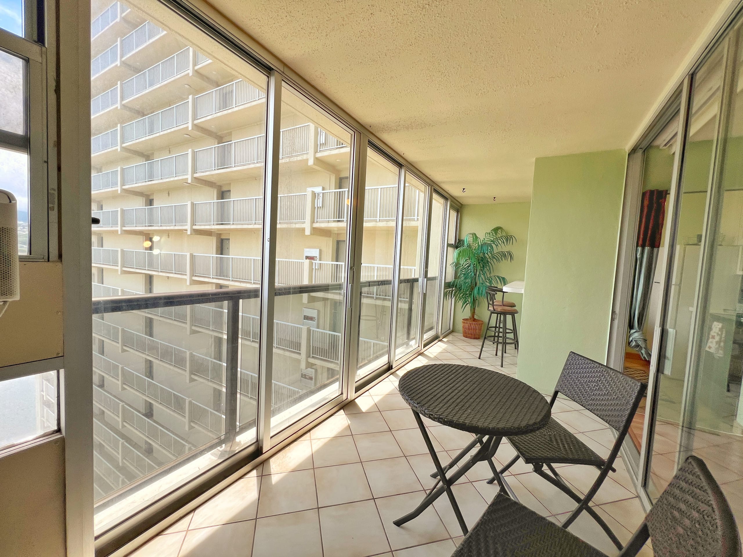 Comfy little getaway in Waikiki - Image 5