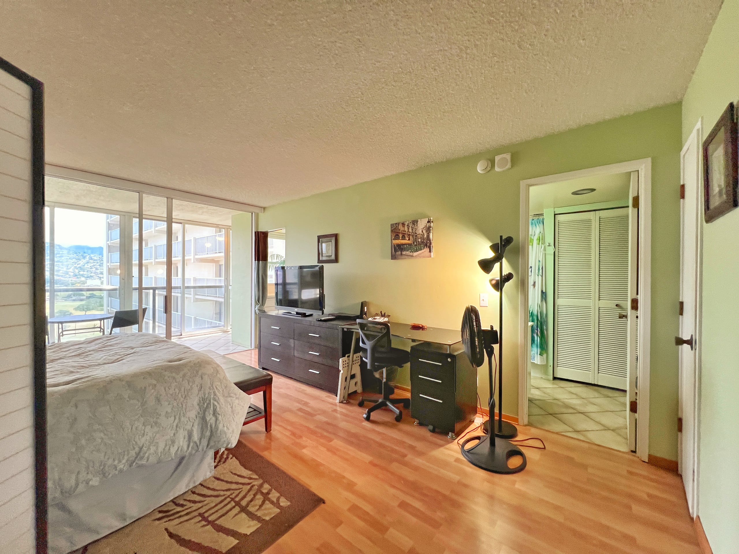 Comfy little getaway in Waikiki - Image 2