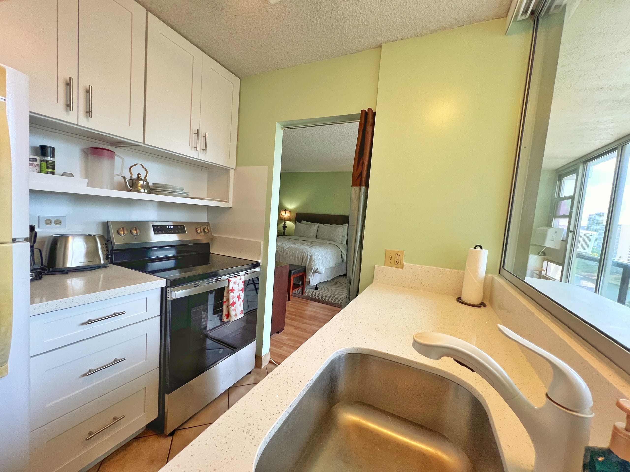 Comfy little getaway in Waikiki - Image 3