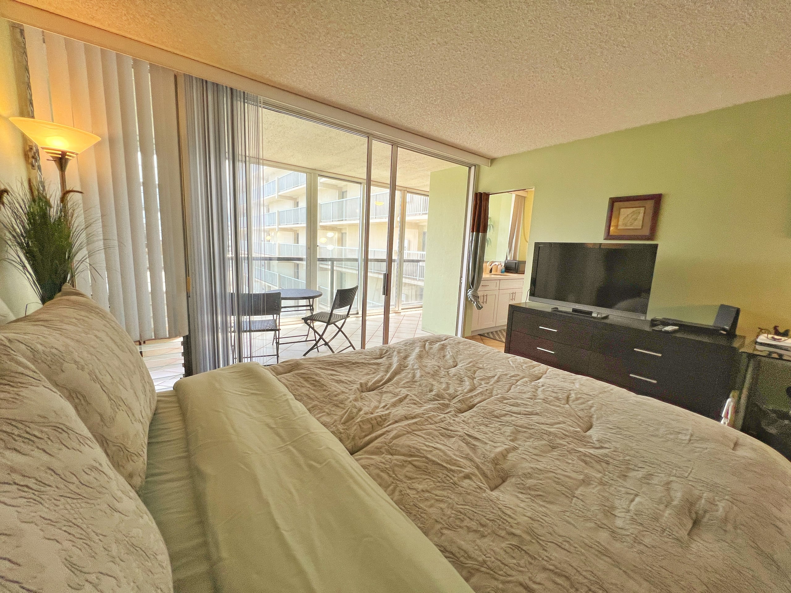 Comfy little getaway in Waikiki - Image 4