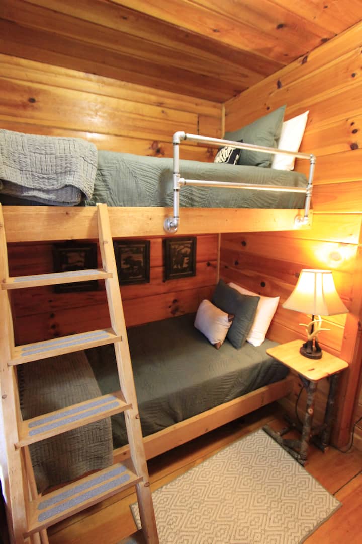 Ces lits superposés sont assez grands pour accueillir un adulte de près de 1,80 m. 
