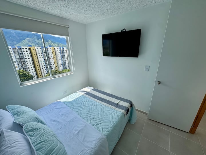 Disfruta de esta habitación luminosa con decoración fresca y vibrante, Smart TV de 50" ideal para parejas o viajeros solos.
